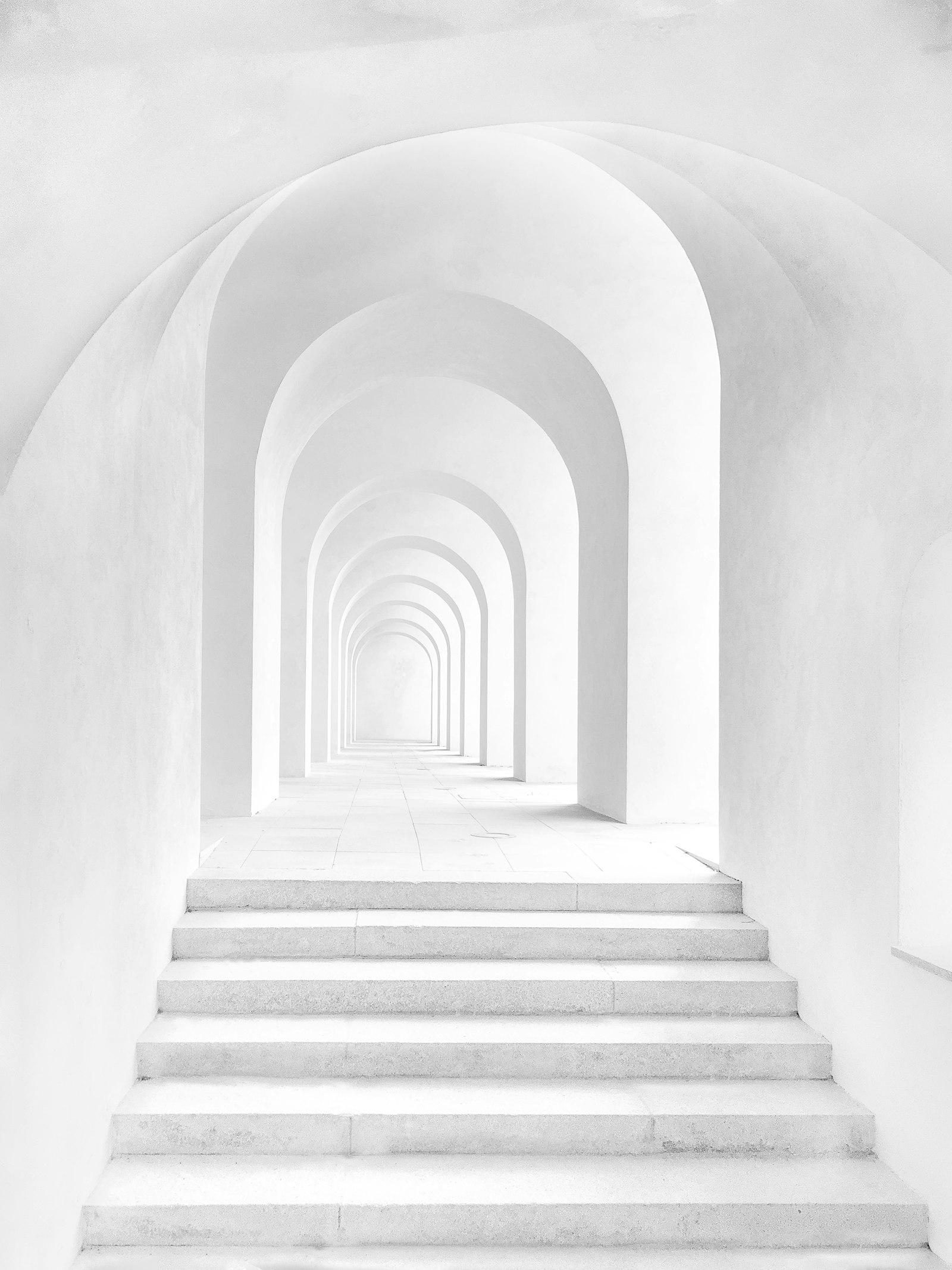 Arcada de pedra clara — permanência e ordem